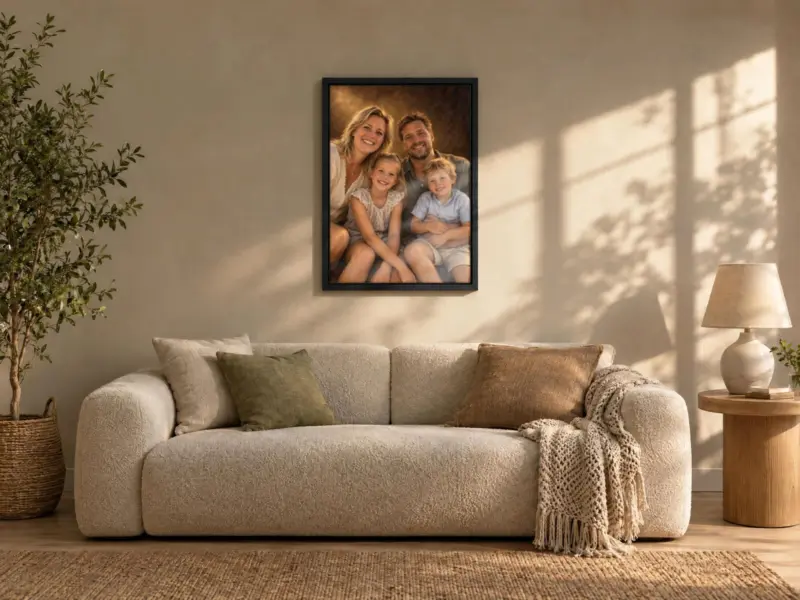 Familieportret klassiek geschilderd op canvas in een zwarte baklijst, boven de bank