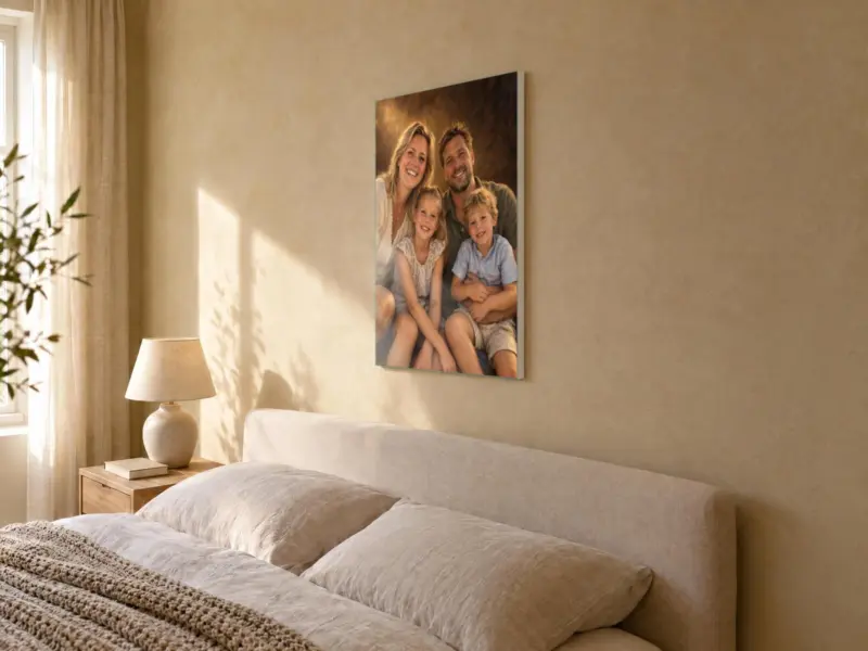 Familieportret klassiek geschilderd op canvas, in de slaapkamer