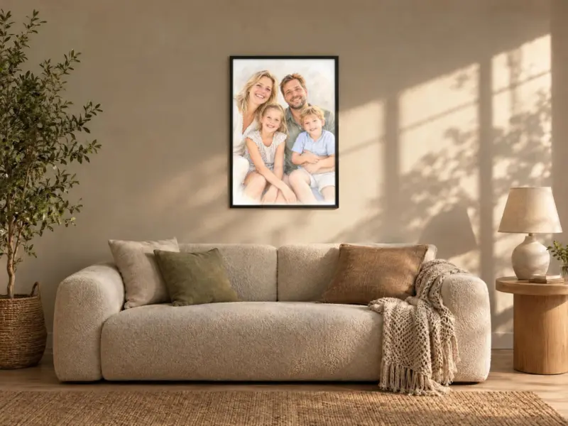 Familieportret in pastel in een zwarte lijst, boven de bank