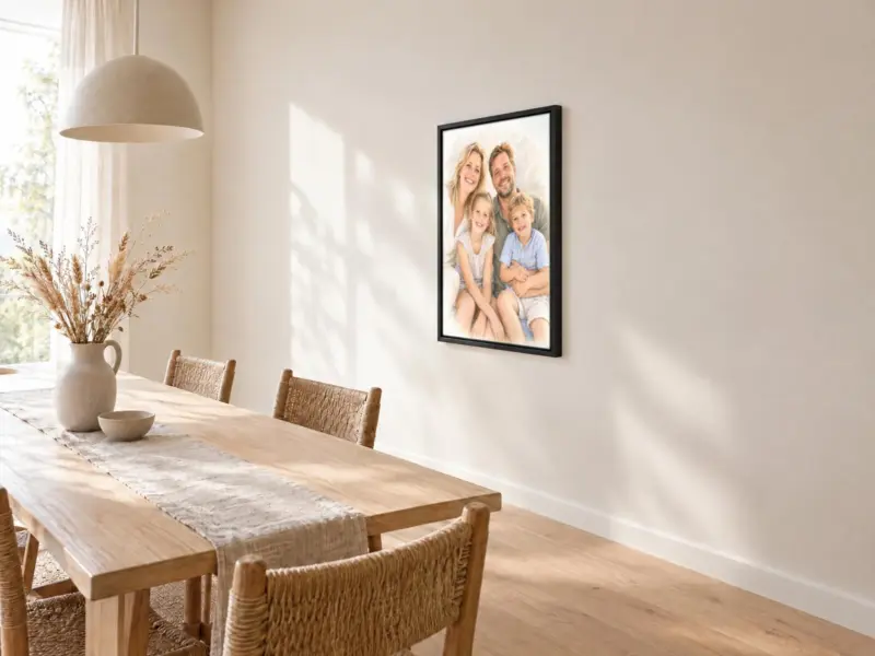 Familieportret in pastel op canvas in een zwarte baklijst, bij de eettafel