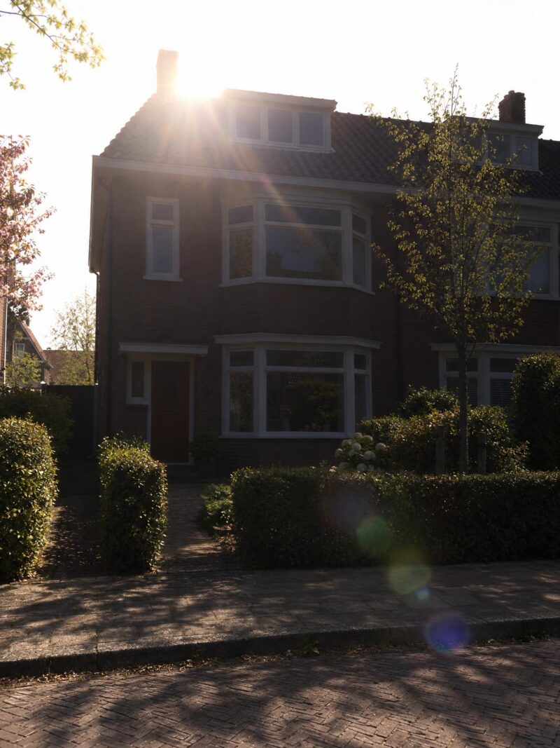Huis in tegenlicht