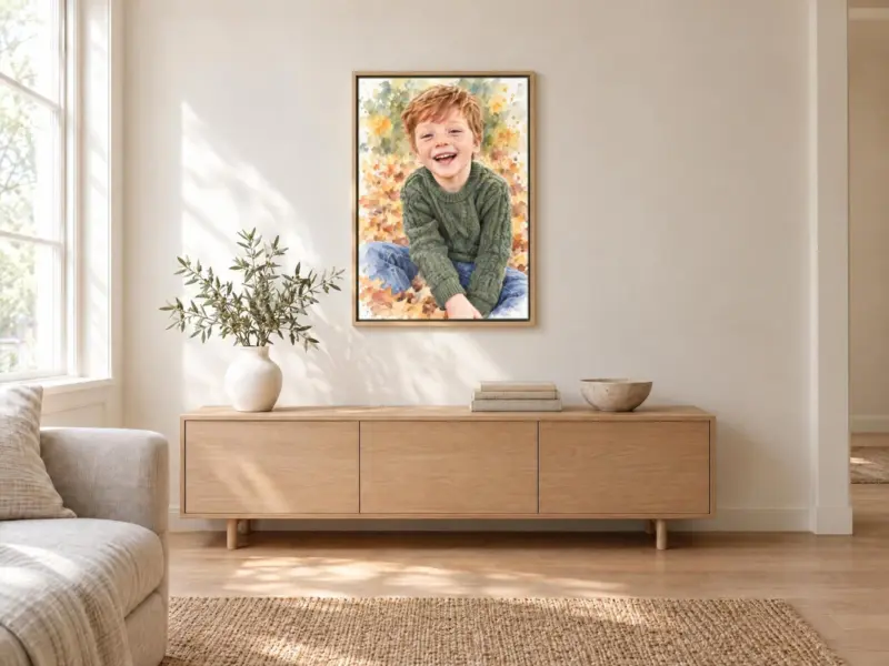Kinderportret in aquarel op canvas in een houten baklijst, boven een dressoir