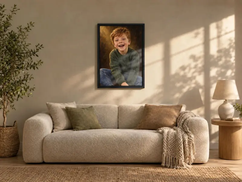Kinderportret klassiek geschilderd op canvas in een zwarte baklijst, boven de bank