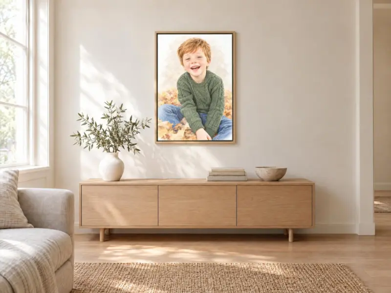 Kinderportret in pastel op canvas in een houten baklijst, boven een dressoir