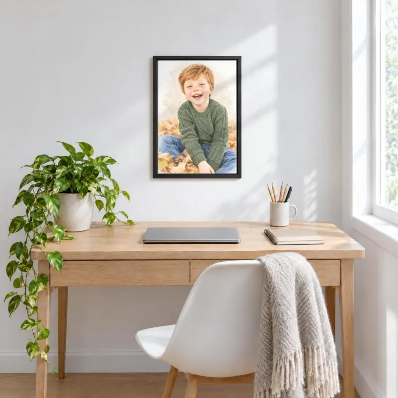 Kinderportret in pastel op canvas in een zwarte baklijst, boven een bureau