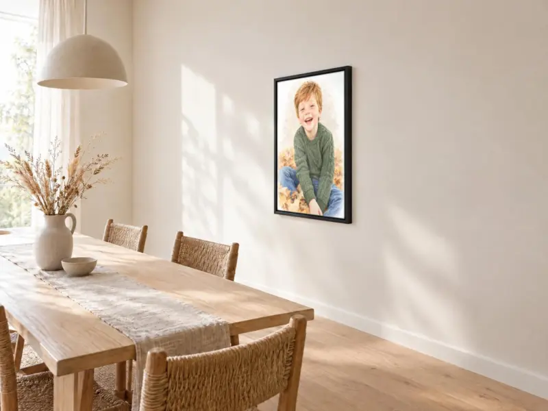 Kinderportret in pastel op canvas in een zwarte baklijst, bij de eettafel