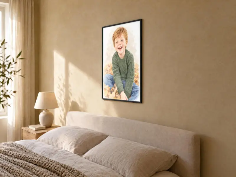 Kinderportret in pastel in een zwarte lijst, in de slaapkamer