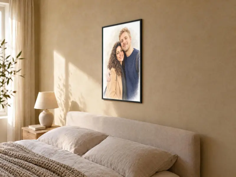 Koppelportret in pastel in een zwarte lijst, in de slaapkamer